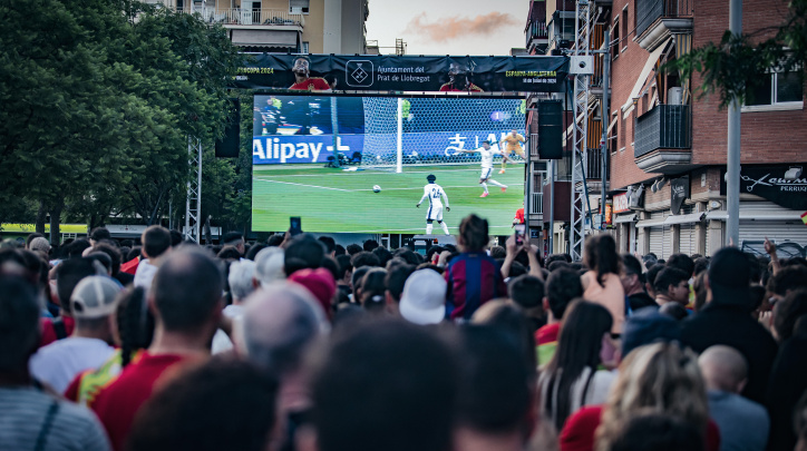 Aficionats davant d'una pantalla gegant a la plaça de Catalunya del Prat
