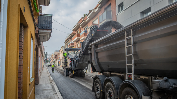 Obres d'asfaltatge en un carrer del Prat