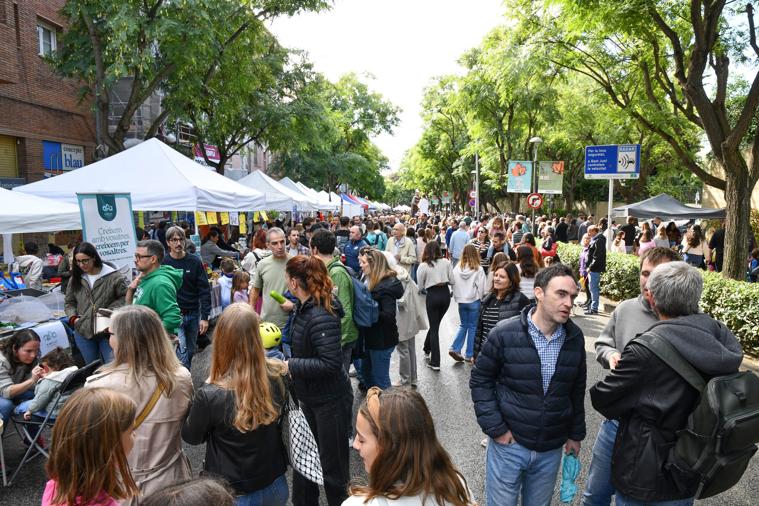 Parades i ambient al carrer durant una edició anterior de Sant Just al Carrer
