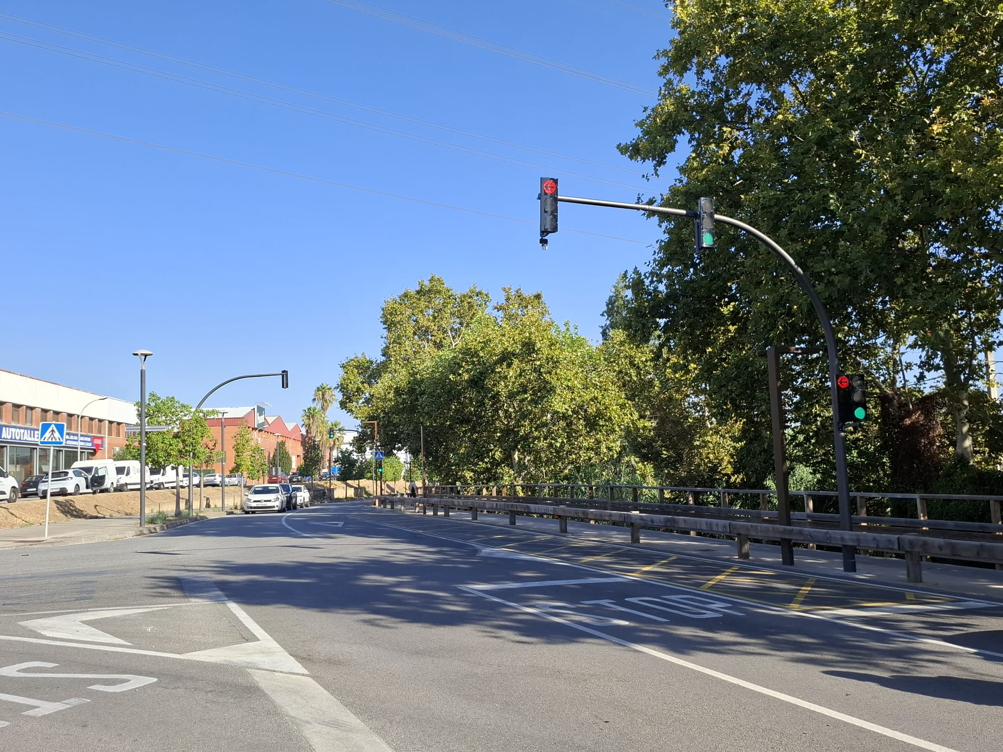 Cruïlla semaforitzada de la carretera de Sant Boi amb la sortida del barri de Sant Roc