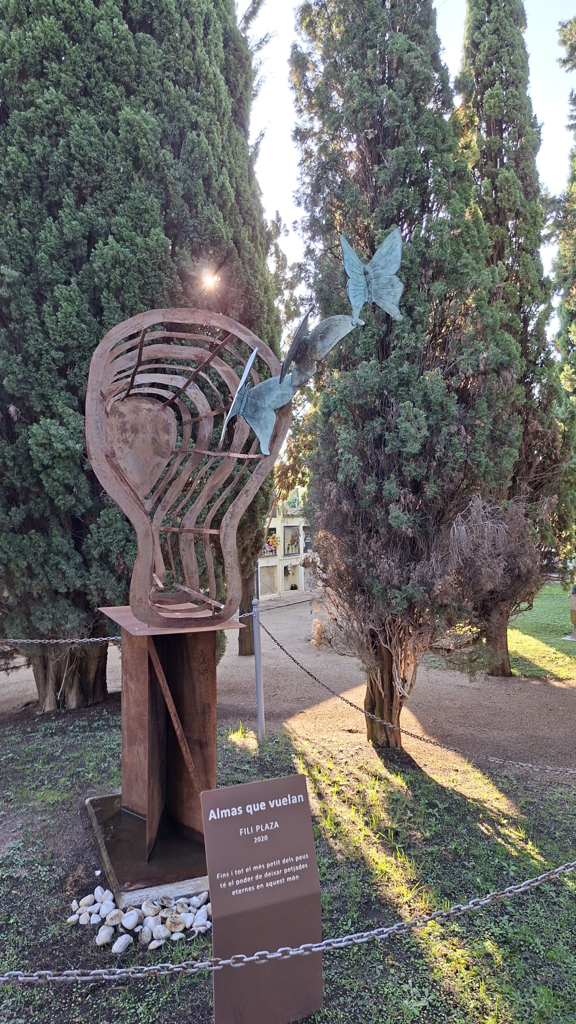 Ofrena floral davant l'escultura commemorativa del dol perinatal al cementiri d'Alella