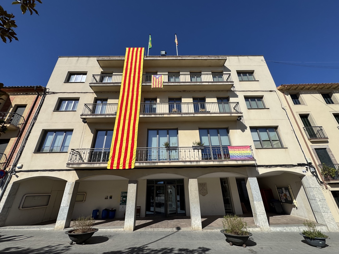 Façana de l'Ajuntament d'Avinyó