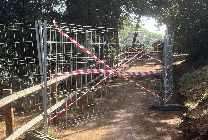 Talús afectat per les esllavissades a l'accés al parc del Turó del Drac