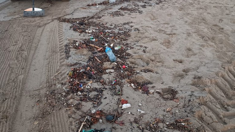 Platja de Castelldefels després del temporal de pluges