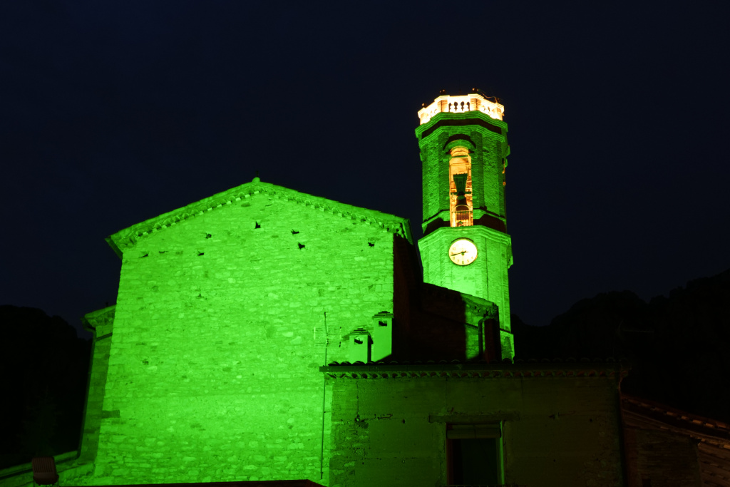 Església de Sant Corneli de Collbató il·luminada de color verd