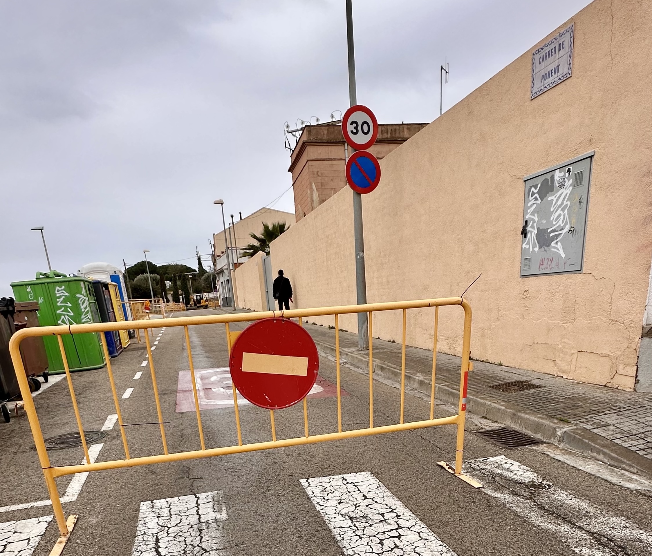 El carrer Ponent de Malgrat de Mar, a l'alçada del Centre Cívic