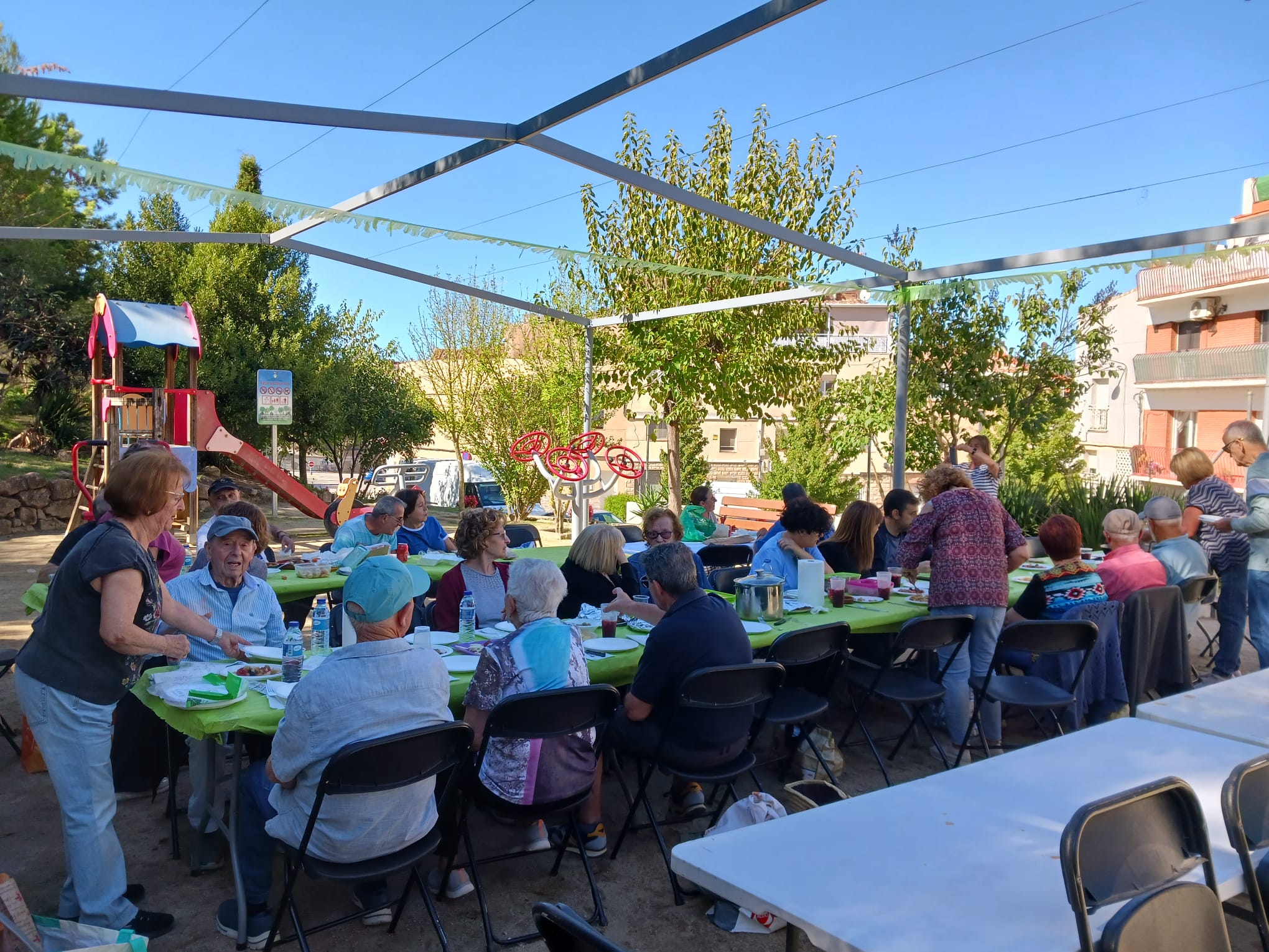 Veïnat durant el dinar de carmanyola de la Festa de l'Ateneu del Pi